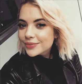 😊 Frau, Porträt, blonde Haare, Lederjacke, Person, weiblich telegram sticker