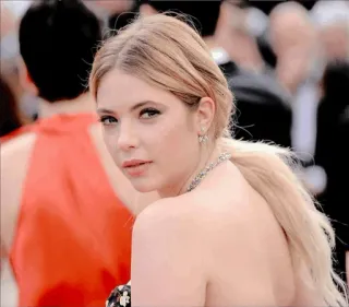 😐 blond, frau, porträt, promi, ashley benson telegram sticker