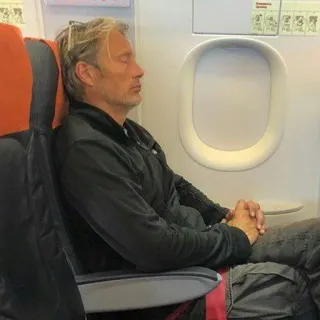 😪 Mads Mikkelsen 俳優, 睡眠, 飛行機, 旅行, ミケルセン telegram sticker