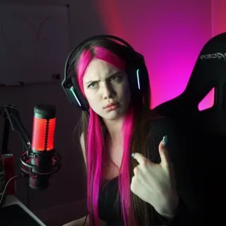 🤍 femme, gamer, streaming, casque, cheveux roses, personnalité web whatsapp sticker