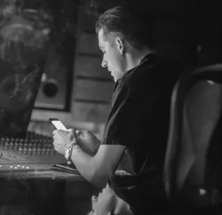 💀 uomo, studio, telefono, musica, produttore, mixing telegram sticker