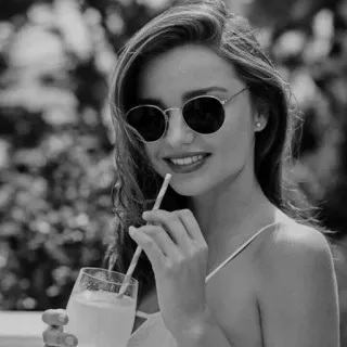 🌬 Frau, Sonnenbrille, Getränk, Porträt, Schwarzweiß, Lächeln, Sommer telegram sticker