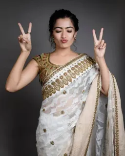 ✌️ vrouw, sari, indiaas, actrice, vredesteken, Rashmika Mandanna telegram sticker
