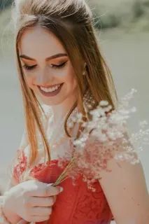 🎶 femme, beauté, portrait, robe, maquillage, sourire, mode telegram sticker