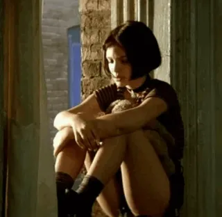 🎗 Mathilda Lando Léon: The Professional filme, filme, menina, triste, morena, corte bob, sentada whatsapp sticker