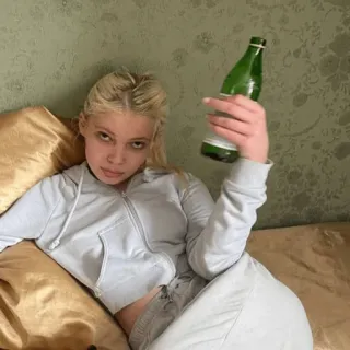 🍺 mujer, botella, casual, interior, bebida, retrato whatsapp sticker