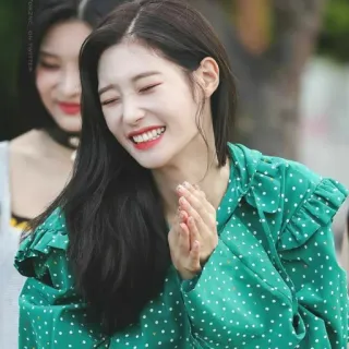 🍥 女人, 微笑, 肖像, 波点, 开朗 telegram sticker
