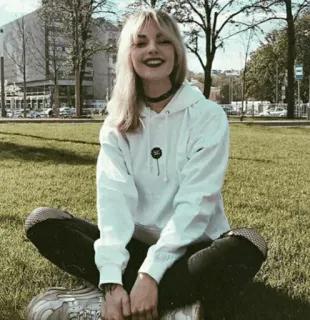 🐼 Frau, sitzen, Gras, Park, Porträt, draußen telegram sticker