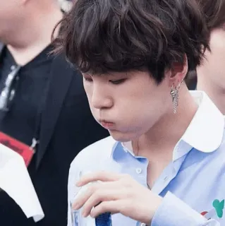 ❄️ Suga kpop, bts, suga, min yoongi, idol, penyanyi, anting whatsapp sticker