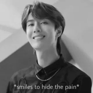 🤍 *smiles to hide the pain* sourire, douleur, expression, noir et blanc telegram sticker