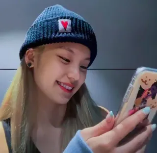 ❄️ женщина, человек, портрет, улыбка, шапка, в помещении whatsapp sticker
