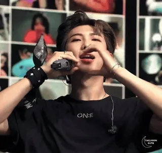 😘 ONE hombre, cantante, micrófono, Kpop, música whatsapp sticker