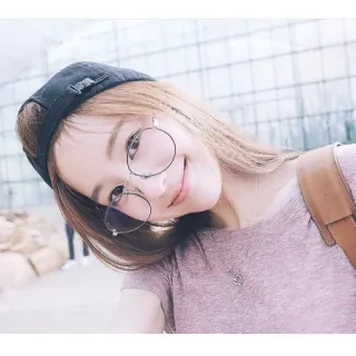 ☺️ femme, lunettes, portrait, décontracté, chapeau, souriant telegram sticker