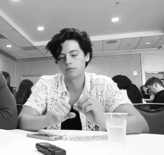 🥀 Cole Sprouse videosofcole aktor, celebryta, Cole Sprouse, portret, czarno-białe whatsapp sticker