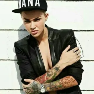 😏 NANA mujer, tatuajes, chaqueta, sombrero, cuero whatsapp sticker