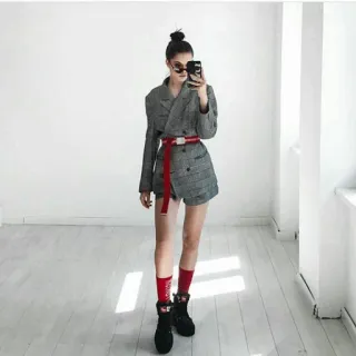 ✨ kobieta, moda, styl, outfit, marynarka, czerwony pasek, okulary przeciwsłoneczne, buty telegram sticker