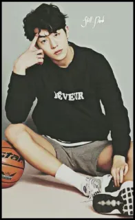 🤔 REVEUR man, zitten, basketbal, portret, mode, Koreaans, trui, korte broek telegram sticker