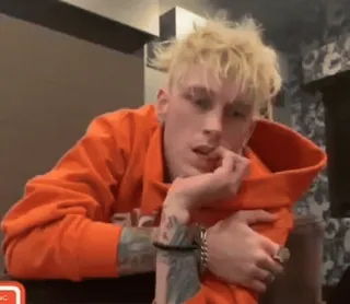 🎨 Machine Gun Kelly Rapper, Musiker, Sänger, blonde Haare, Tattoos telegram sticker