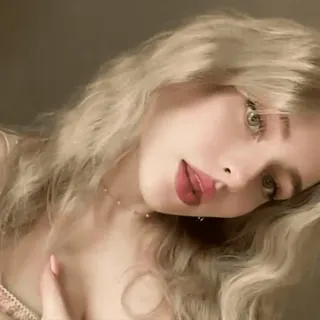 🧺 @wallgif woman, blonde, portrait, selfie, aesthetic, beauty, glamour telegram sticker
