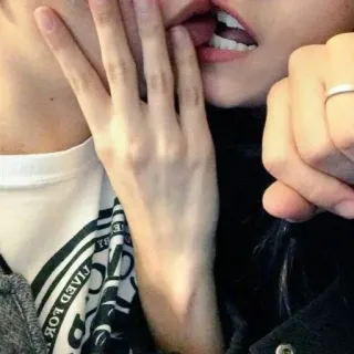 ❤️ pocałunek, para, miłość, związek, dłonie, pierścionek, intymność, uczucie telegram sticker