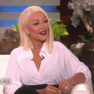 🌦 Christina Aguilera cantante, celebridad, pelo rubio, programa de entrevistas, camisa blanca, entrevista telegram sticker