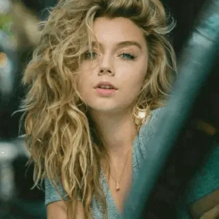 😕 vrouw, blond, krullend haar, portret, mooi, meisje, gezicht telegram sticker