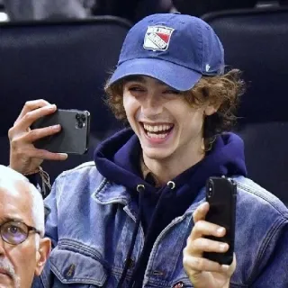 😄 Timothée Chalamet знаменитость, актер, мужчина, счастливый, нью-йорк рейнджерс, бейсболка whatsapp sticker