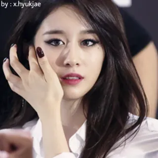 😐 by : x.hyukjae woman, portrait, beauty, girl, makeup, person whatsapp sticker