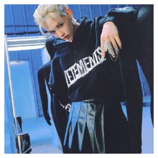 😏 VETEMENTS мода, одежда, худи, одежда, стиль, стритвир whatsapp sticker