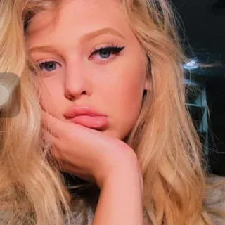 🔥 Frau, blond, Porträt, Selfie, Mädchen, Gesicht telegram sticker