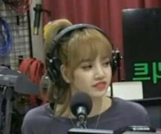 🦋 Lisa Lisa, Blackpink, cantante, K-pop, ídolo, celebridad telegram sticker