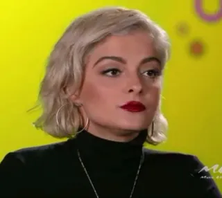 🐝 Bebe Rexha Sänger, Promi, Frau, Porträt, blond, Pop whatsapp sticker