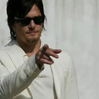 👍 Norman Reedus ator, óculos de sol, terno branco, apontando telegram sticker