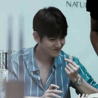 🕸 Pop coréenne, K-pop, Chanteur, Signe d'amour, mignon, Homme asiatique telegram sticker
