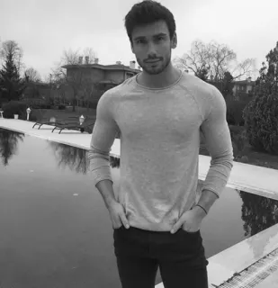 ▪️ homme, portrait, noir et blanc, piscine, extérieur, mode de vie telegram sticker