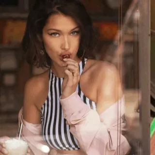 🐚 Bella Hadid modelka, kobieta, bluzka w paski, portret, celebryta, napój telegram sticker