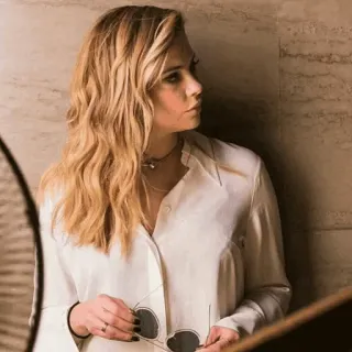 🌑 Frau, blonde Haare, weißes Hemd, Sonnenbrille, Schmuck, Porträt telegram sticker