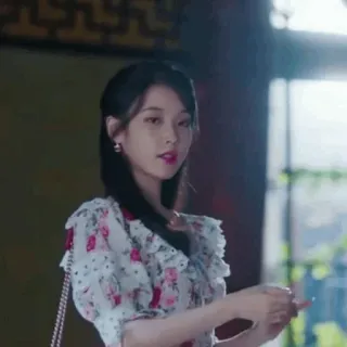 🏨 IU Koreanische Sängerin, Schauspielerin, K-Pop, Sängerin, Frau, Promi, Kleid telegram sticker