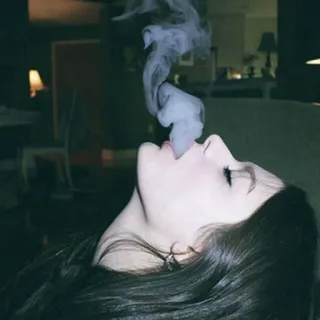 🚬 女性, 喫煙, 煙, 屋内, 吸い込む, 薬物 whatsapp sticker