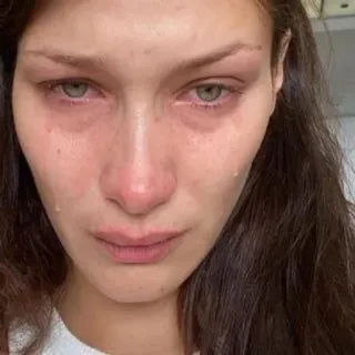 🌟 Bella Hadid khóc, cảm xúc, buồn, mặt, nước mắt, người mẫu telegram sticker