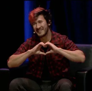 ❤️ Markiplier Markiplier, YouTubeur, coeur, coeur avec les mains, gamer, cheveux roux telegram sticker