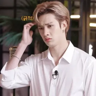 🧐  (긁적) osoba, mężczyzna, myślący, drapie się po głowie, kpop, koreański telegram sticker