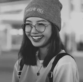 🤍 MEADOW HILL 女性, 人, ポートレート, 帽子, メガネ, 笑顔 whatsapp sticker
