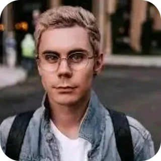😎 homme, portrait, lunettes, veste en jean, jeune adulte, cheveux blonds telegram sticker