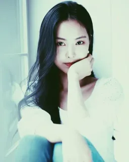 ☁️ 女性, ポートレート, 窓, ロングヘア, ジーンズ, 白いシャツ, アジア人, 韓国人 telegram sticker