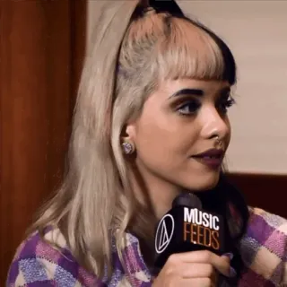 😐 Melanie Martinez MUSIC FEEDS Frau, Porträt, Mikrofon, blond, Sängerin, Promi telegram sticker