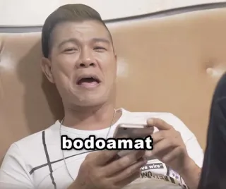 😜 bodoamat мужчина, мем, bodoamat, индонезийский, телефон, выражение telegram sticker