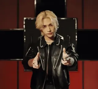 🤍 Mann, blonde Haare, Lederjacke, Porträt, Kette, K-Pop, junger Erwachsener telegram sticker