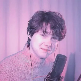😌 persona, micrófono, retrato, cantante, músico, estudio de grabación telegram sticker