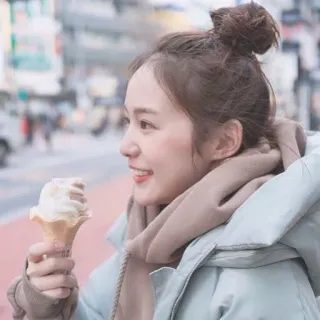 😋 femme, glace, portrait, souriant, féminin, chignon, rue, veste telegram sticker